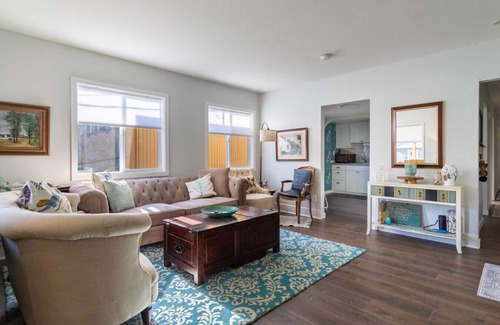 Harrison/Denny-Blaine Apartamento | Grandmillennial-Style | UW Cap Hill | EV Charging
