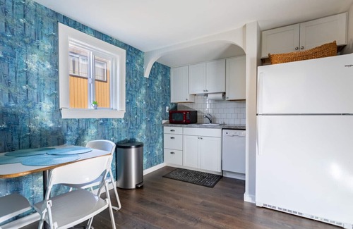 Harrison/Denny-Blaine Apartamento | Grandmillennial-Style | UW Cap Hill | EV Charging