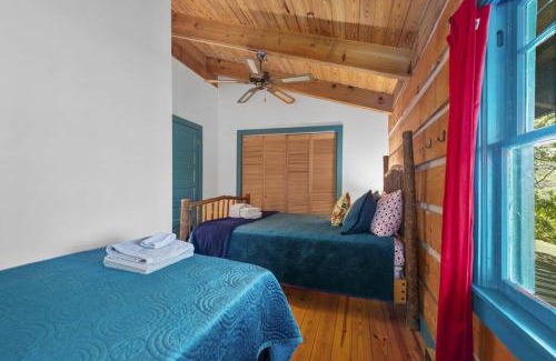Marshall Casa | Grandpa Dans Cabin Mtn River view 34 acre retreat
