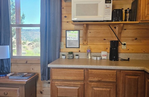 Apple Valley Cabina | Grandpa's Cabin is a hidden gem behind the Majestic Mountains of Southern Utah.