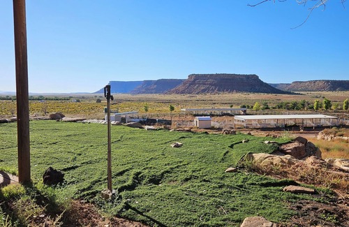 Apple Valley Cabina | Grandpa's Cabin is a hidden gem behind the Majestic Mountains of Southern Utah.