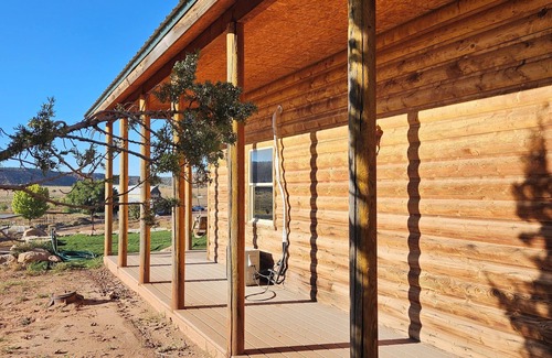 Apple Valley Cabina | Grandpa's Cabin is a hidden gem behind the Majestic Mountains of Southern Utah.