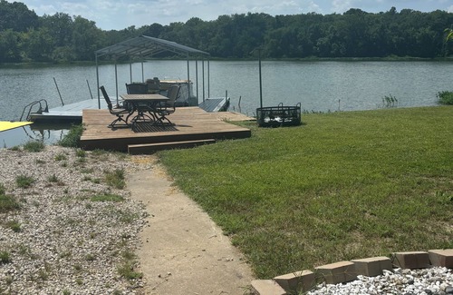 Fort Scott Cabaña | Grandpa's Lakeside Cottage