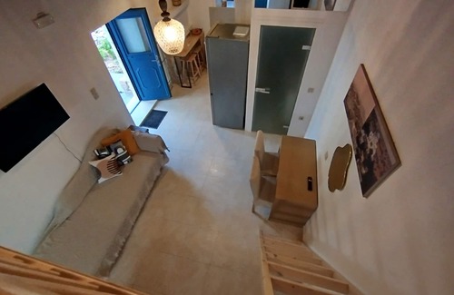 Lagoudi Zia Apartamento | Grandpa's place - a 150year-old stone built house- near Zia's sunset balcony