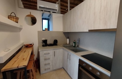 Lagoudi Zia Apartamento | Grandpa's place - a 150year-old stone built house- near Zia's sunset balcony