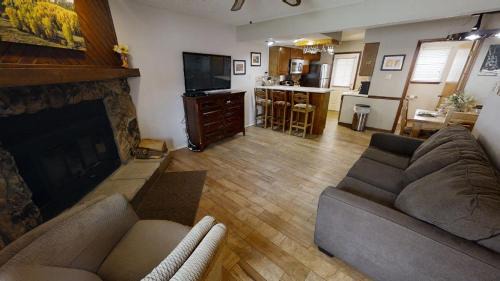 Red River Casa | Grandview 4 Hummingbird Hangout - WiFi - Cable - Washer - Dryer - Fireplace - One Block From Main Street