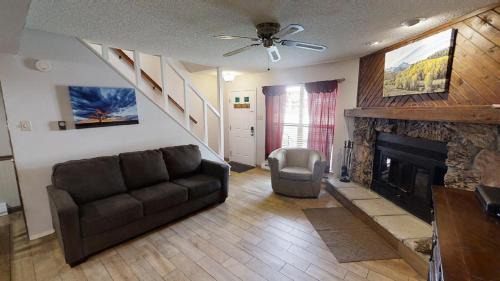Red River Casa | Grandview 4 Hummingbird Hangout - WiFi - Cable - Washer - Dryer - Fireplace - One Block From Main Street