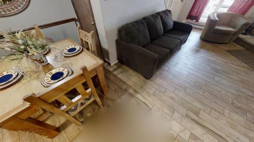 Red River Casa | Grandview 4 Hummingbird Hangout - WiFi - Cable - Washer - Dryer - Fireplace - One Block From Main Street