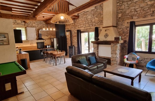 Villeveyrac Casa | Grange rénovée au coeur du village, terrasse privative, 10min l'étang et la mer