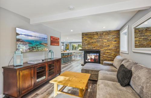 Comstock Acres Casa | Granlibakken Getaway- West Shore Retreat-Central Location-Hot Tub-Near Skiing
