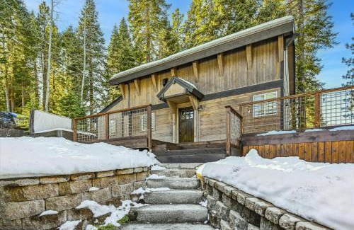 Comstock Acres Casa | Granlibakken Getaway- West Shore Retreat-Central Location-Hot Tub-Near Skiing