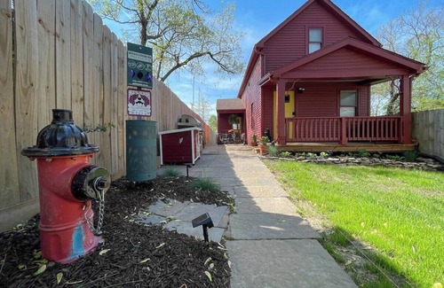 St. Louis Casa | Granny's DOG House - KING BED - One of a Kind!