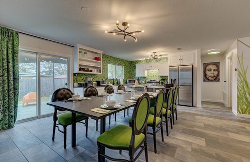 Central Arlington Casa | GrassHouse - A Super Clean Gloriously Green Haven half mile to AT&T Stadium