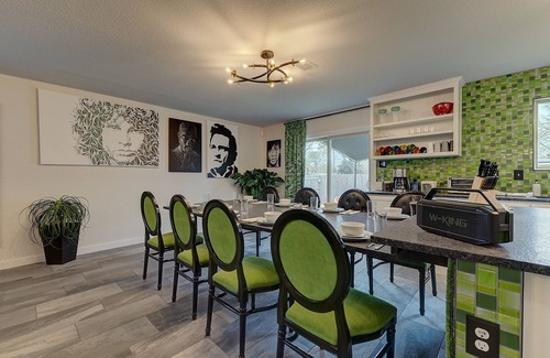 Central Arlington Casa | GrassHouse - A Super Clean Gloriously Green Haven half mile to AT&T Stadium