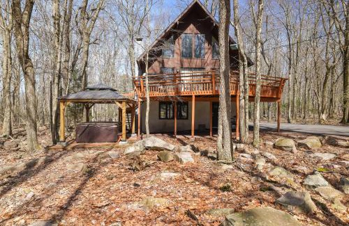 Lake Harmony Estates Casa | Grateful Escape AvantStay Hot Tub Sauna Deck Firepit Beach Access