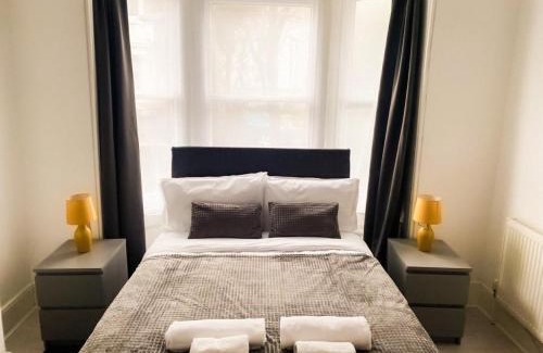 Gravesend Apartamento | Gravesend 2 Bedroom Flat -2 mins to STN -GF