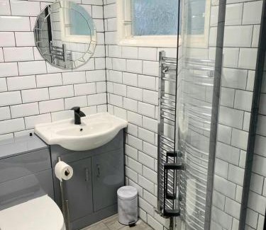 Gravesend Apartamento | Gravesend 2 Bedroom Flat -2 mins to STN -GF