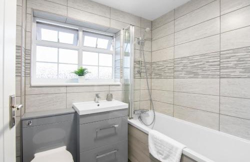 Gravesend Apartamento | Gravesend 3 Beds By JADA Homes