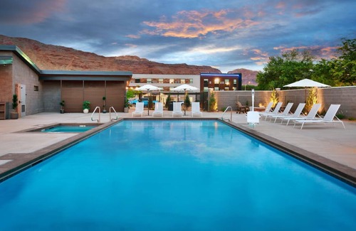Moab Hotel | Gravity Haus Two Queen Room, Central Location, Dog-friendly Property w/ Pool