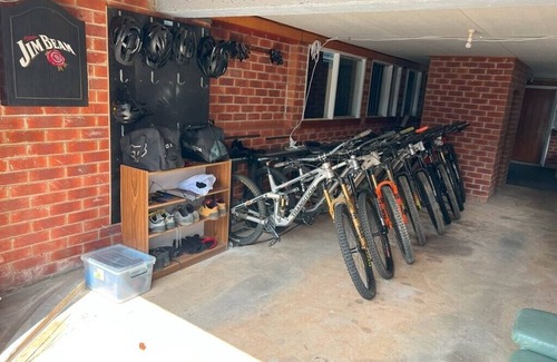 Batehaven Casa | Gravity Stayz - 5min ride to the Mogo Trails and beautiful beaches