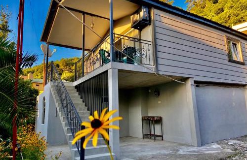 Kvariati Apartamento | gray cottages