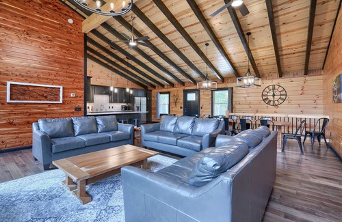 Logan Cabina | Gray Ridge - 6BR/4BA Modern Style Log Cabin - Walk to Old Man's Cave!