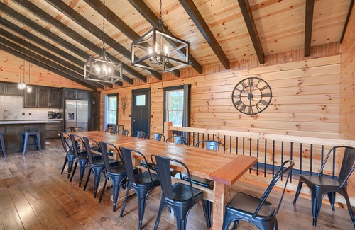 Logan Cabina | Gray Ridge - 6BR/4BA Modern Style Log Cabin - Walk to Old Man's Cave!