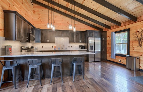 Logan Cabina | Gray Ridge - 6BR/4BA Modern Style Log Cabin - Walk to Old Man's Cave!