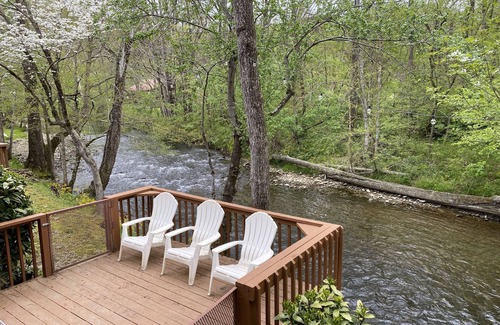 Cosby Cabina | Gray's Place on Cosby Creek - 2 Bedrooms, 2 Baths, Sleeps 6 Home by RedAwning