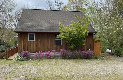 Cosby Cabina | Gray's Place on Cosby Creek - 2 Bedrooms, 2 Baths, Sleeps 6 Home by RedAwning
