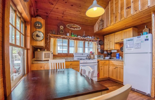 Rangeley Casa | Este campamento rústico se encuentra justo en el agua