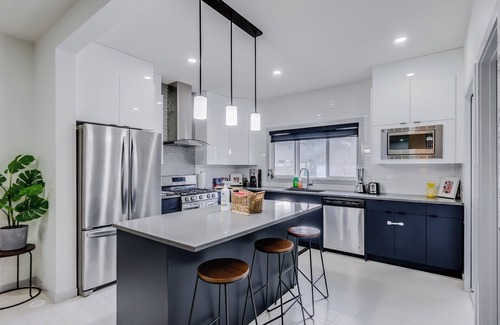 Southwest Edmonton Casa | Graydon - Bright, Modern Home w/ King Sized Bed
