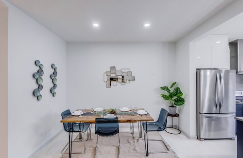 Southwest Edmonton Casa | Graydon - Bright, Modern Home w/ King Sized Bed