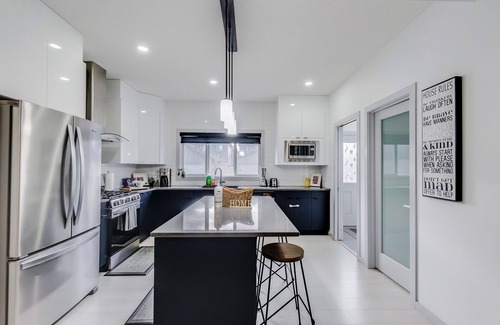 Southwest Edmonton Casa | Graydon - Bright, Modern Home w/ King Sized Bed