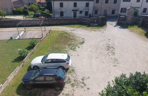 Caprino Veronese Casa | Graziosa Mansarda in Corte Privata