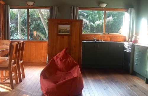 Tryphena Cama Y Desayuno | Great Barrier Island Escape-Book a Room or whole House