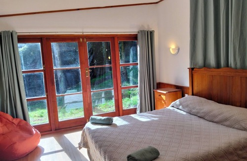 Tryphena Cama Y Desayuno | Great Barrier Island Escape-Book a Room or whole House