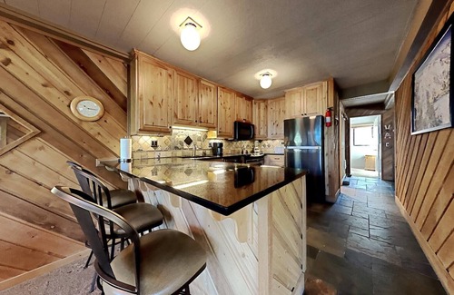 Mammoth Lakes Condominio | Great 2 Bedroom Condo Right Across Canyon Lodge! Walk To Lifts! Free Gondola to Village! (Unit 553 at 1849) by RedAwning