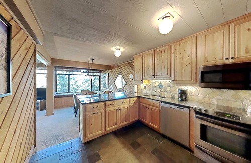 Mammoth Lakes Condominio | Great 2 Bedroom Condo Right Across Canyon Lodge! Walk To Lifts! Free Gondola to Village! (Unit 553 at 1849) by RedAwning
