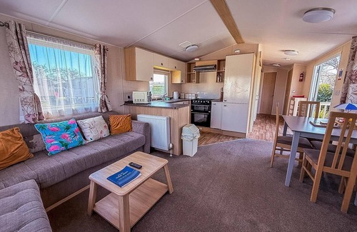 Pakefield Casa | Great 4 berth caravan with wheelchair access in Suffolk, ref 68129BS
