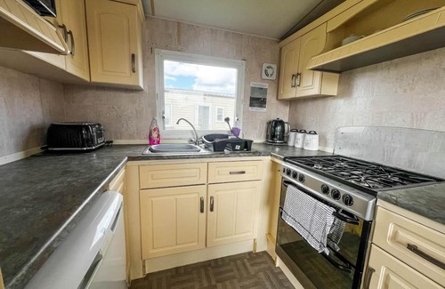 Louth Casa | Great 6 berth caravan for hire with decking at Sunnydale Holiday Park ref 35221S