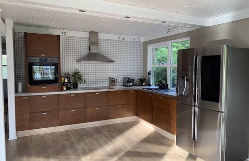 Breidholt Casa | Great 8 person house, Reykjavik, free use of car!