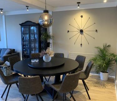 Breidholt Casa | Great 8 person house Reykjavik free use of car!