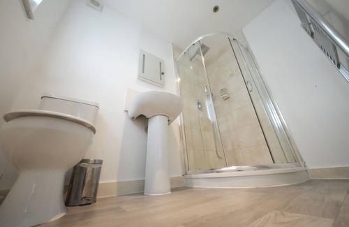 Heathrow Villages Casa | Great Airport Sleep