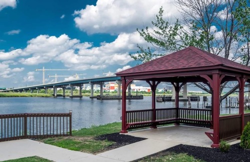 Secaucus Casa | Great Amenities & Convenient Location! Parking!