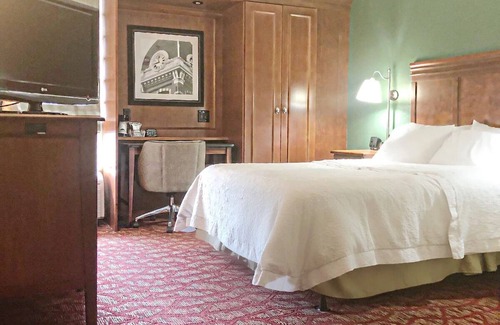 Athens Hotel | Great Amenities! Pool, Free Breakfast and Parking, Near State Botanical Garden!
