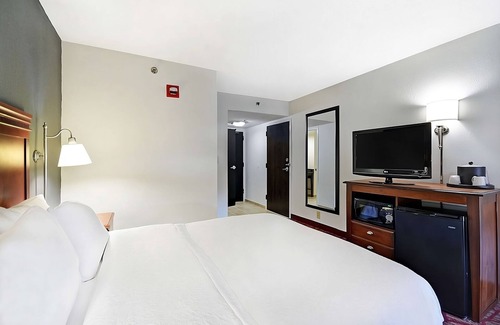 Athens Hotel | Great Amenities! Pool, Free Breakfast and Parking, Near State Botanical Garden!