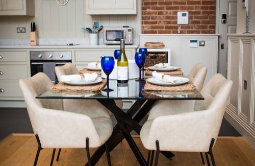 Newbury Apartamento | Great art deco 2-bedroom duplex apartment in thriving town centre.