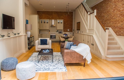 Newbury Apartamento | Great art deco 2-bedroom duplex apartment in thriving town centre.