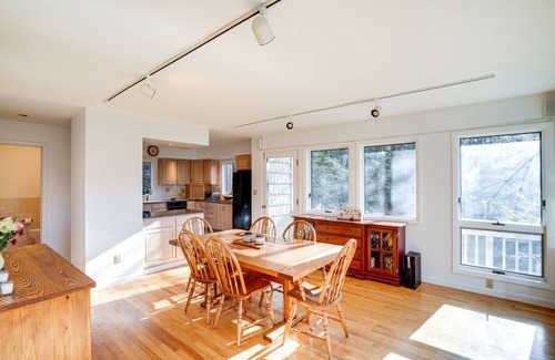 Glendale Casa | Great Barrington Lakeside Getaway w/ Kayak & Grill